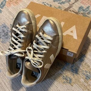Veja campo chrome free leather bronze shoe size 9.5
Good used condition